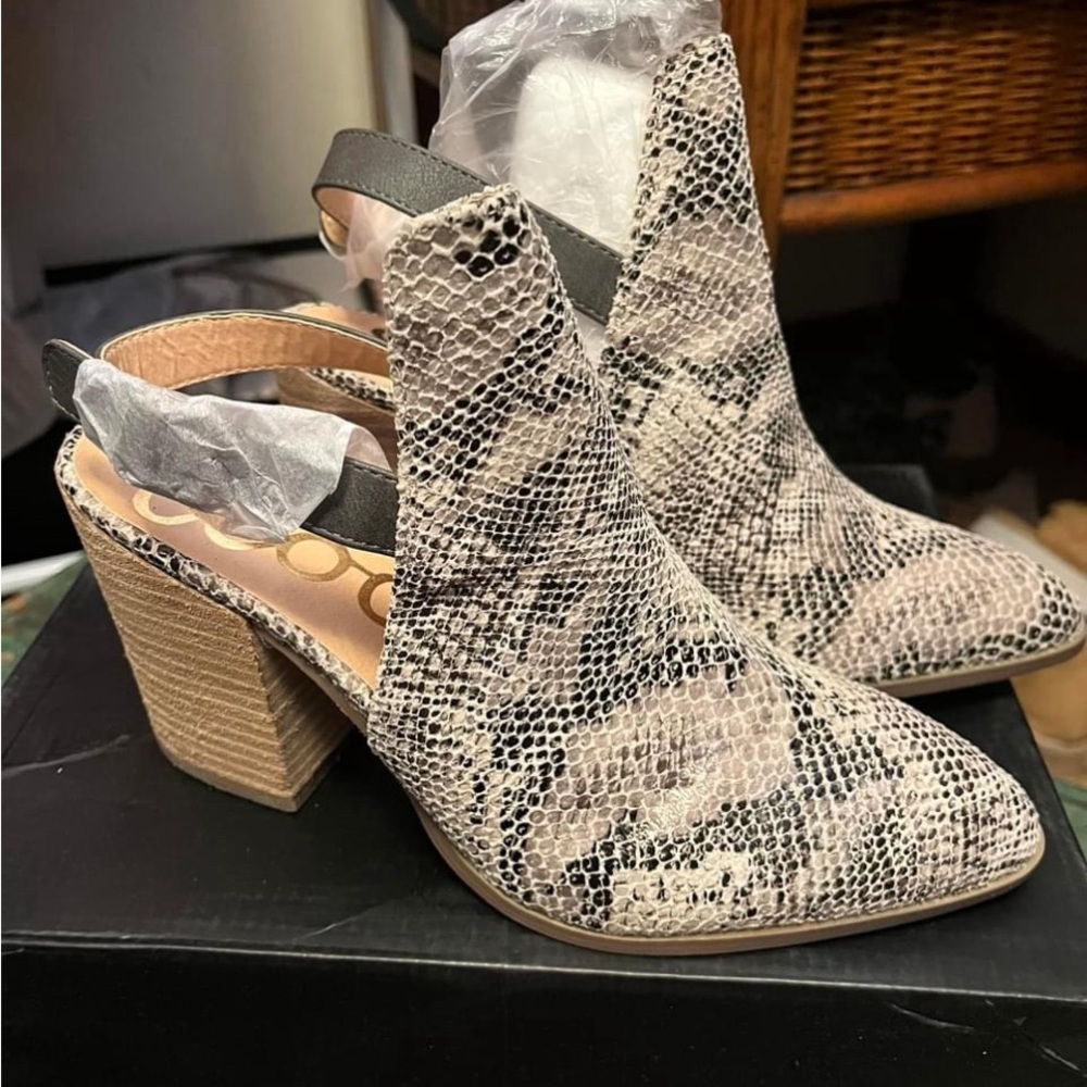 Sandals - Picture 2 of 2